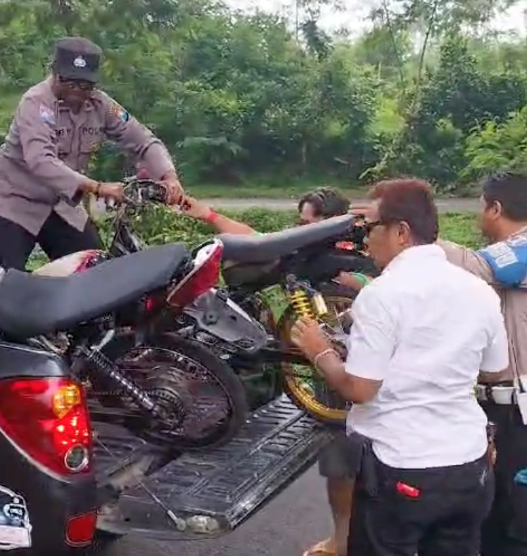 DINAIKKAN MOBIL: Anggota Polsek Glagah mengamankan sepeda motor yang dipakai balapan liar di jalan raya kawasan Perekebunan Kalibendo, sore kemarin (20/3).