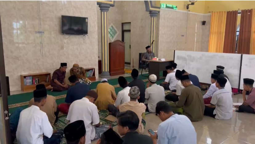MERAIH BERKAH: Mahasiswa-mahasiswi Stikes tingkat satu saat menjalankan RIC di Masjid As Sunnah Stikes Banyuwangi Senin (18/3).