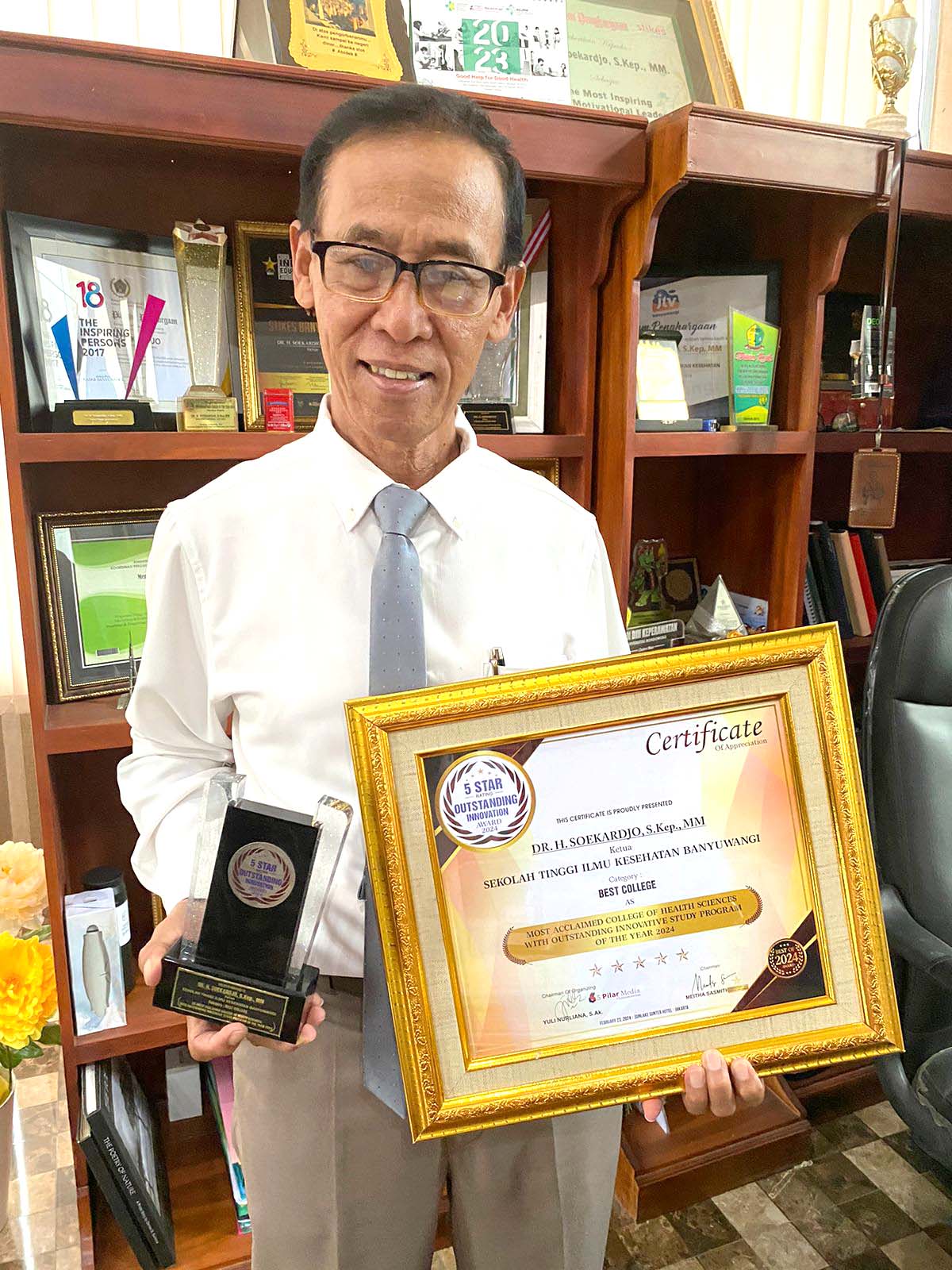 INOVATIF: Ketua Stikes Banyuwangi Dr H Soekardjo menunjukkan prestasi kategori Best College sebagai Most Acclaimed College of Health Sciences with Outstanding Innovative Study Program of The Year 2024