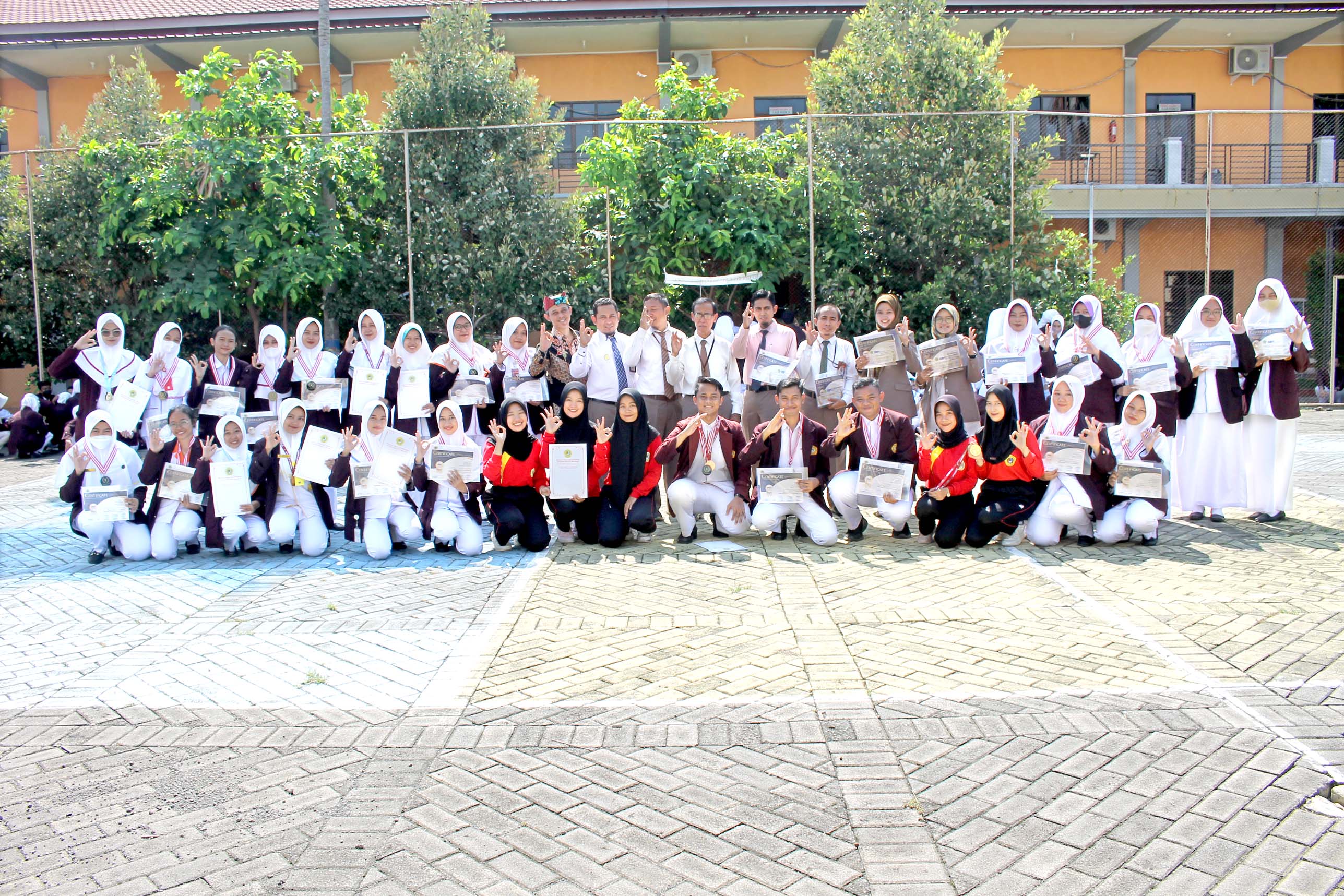 BERTABUR PRESTASI: Dosen dan mahasiswa Stikes yang lolos program MBKM Kemendikbudristek berfoto bersama.