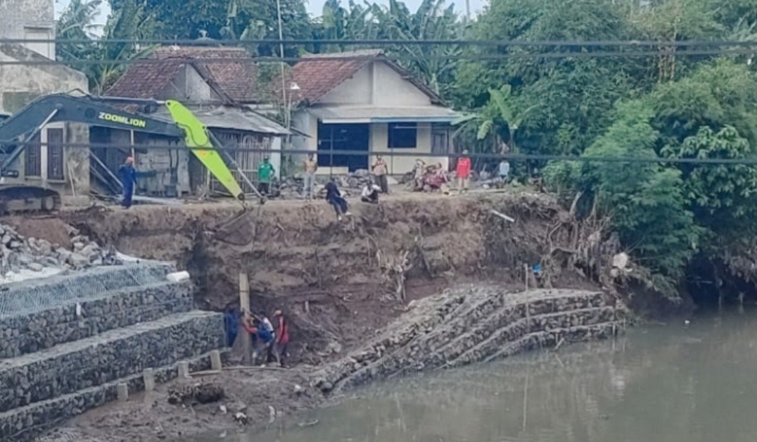 SEMPAT AMBROL: Konstruksi bronjong di tepi Sungai Wagud Dusun Tratas Barat, Desa Kedungringin, Kecamatan Muncar sudah tuntas dikerjakan Rabu (20/3)