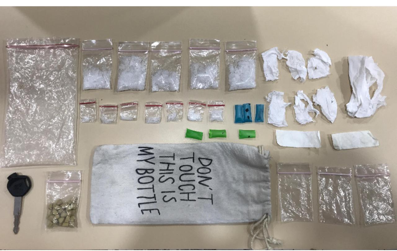 DIBUNGKUS PLASTIK: Barang bukti sabu-sabu seberat 38,37 gram yang diamankan dari tersangka Imron Rosyadi di parkiran Roxy Supermarket Banyuwangi pada Kamis (22/2) lalu.