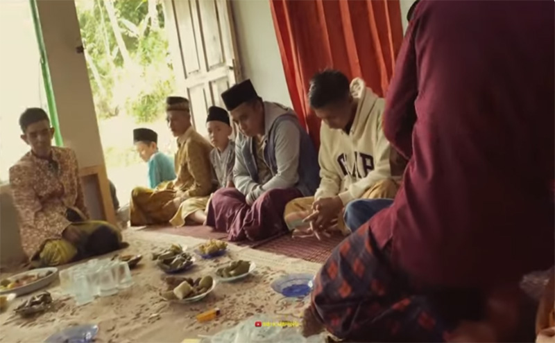 SEDERHANA: Suasana lebaran di kampung dengan segala kesederhanaannya