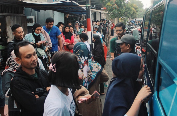 Warga antre menukar uang karena tidak daftar terlebih dahulu