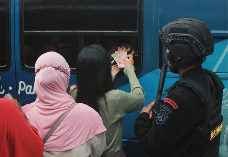 Warga mengantre tukar uang di wilayah Kecamatan genteng, Kabupaten Banyuwangi