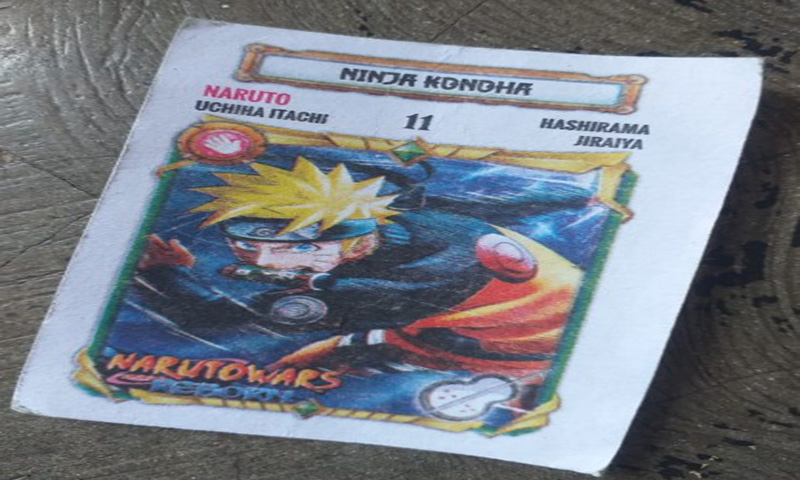 DOLANAN LAWAS: Kartu permainan bergambar tokoh-tokoh dalam serial anime Naruto Shippuden.