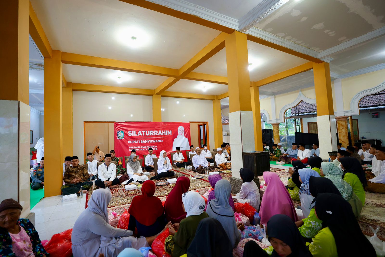 SILATURAHMI: Bupati Ipuk Fiestiandani bertemu masyarakat di Masjid Al Khoiriyah, Desa Bumiharjo, Kecamatan Glenmore, Kamis lalu (21/3).