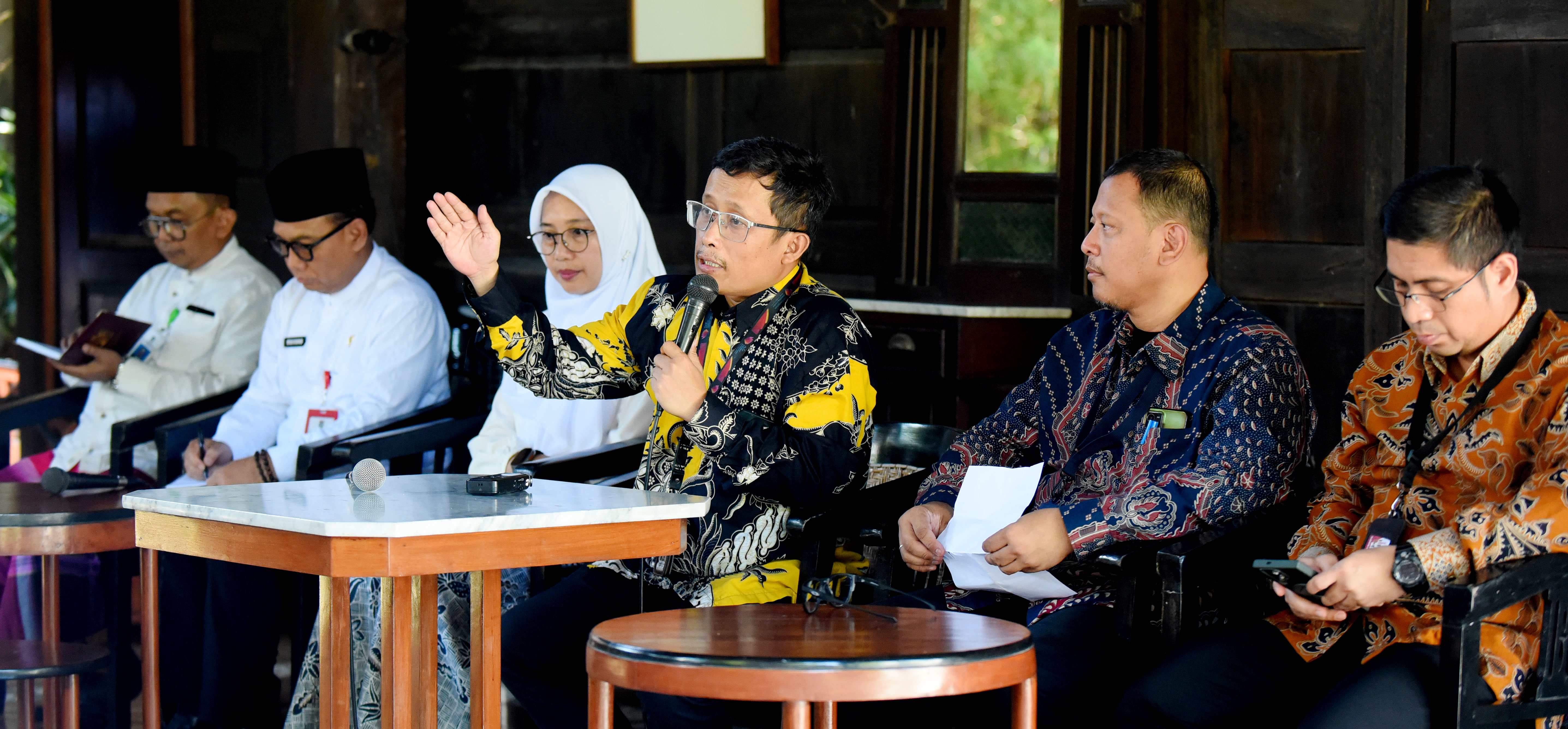 KONFERENSI PERS: (Dari kanan) Analis Tindak Pidana Korupsi KPK David Sepriwansa dan Andhika Widiarto, Plh Direktur Pembinaan Peran Serta Masyarakat KPK RI Jhonson Ridwan Ginting, Bupati Ipuk.