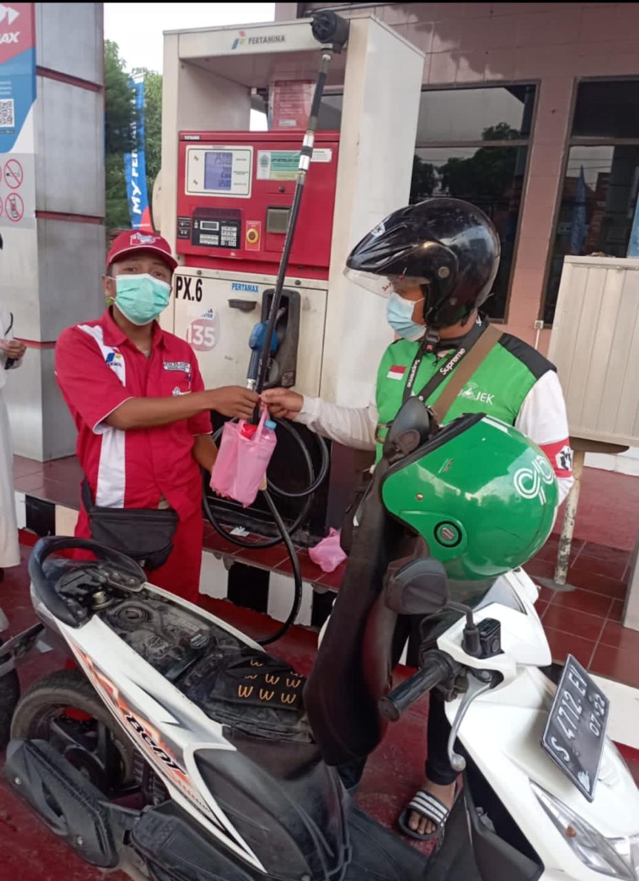 SPBU 54.623.18 Sugihwaras Tuban tetap melayani konsumen dan membagikan Takjil kepada konsumen