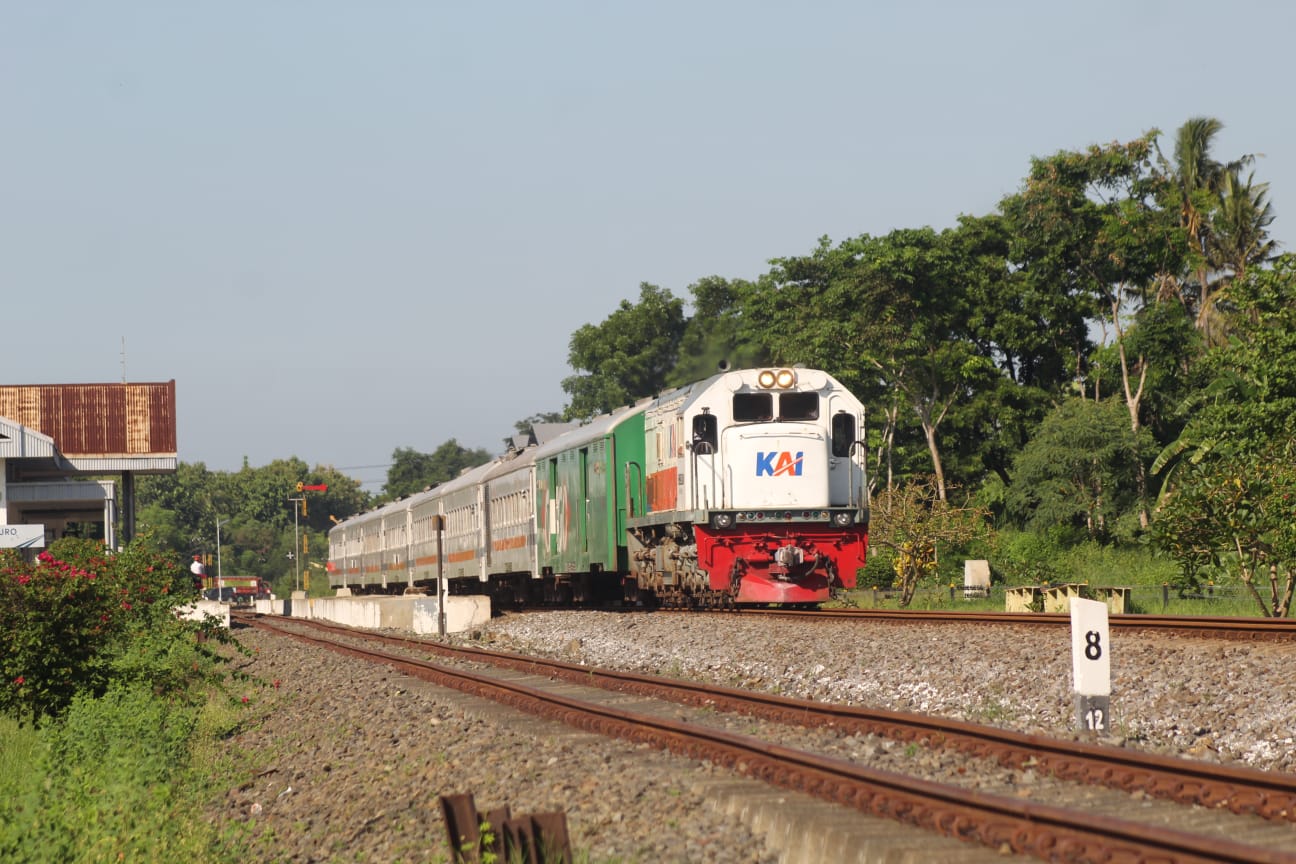 Kereta Api Pandanwangi melintas Stasiun Argopuro, Banyuwangi.