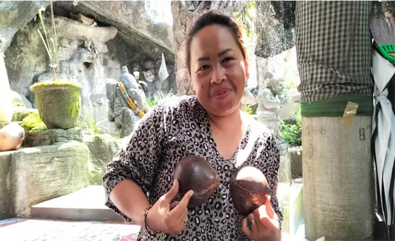 PENGUSAHA SUKSES: Ni Wayan Sudiarmini mengekspor bra dari batok kelapa ke Jepang