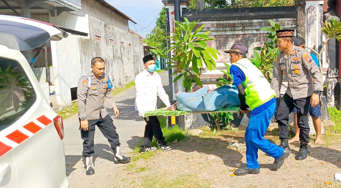MENGENASKAN: Kapolsek Purwoharjo AKP Budi Hermawan bersama petugas medis dan warga mengevakuasi jenazah Mrs X di dekat jembatan Desa/Kecamatan Purwoharjo Jumat (22/3)