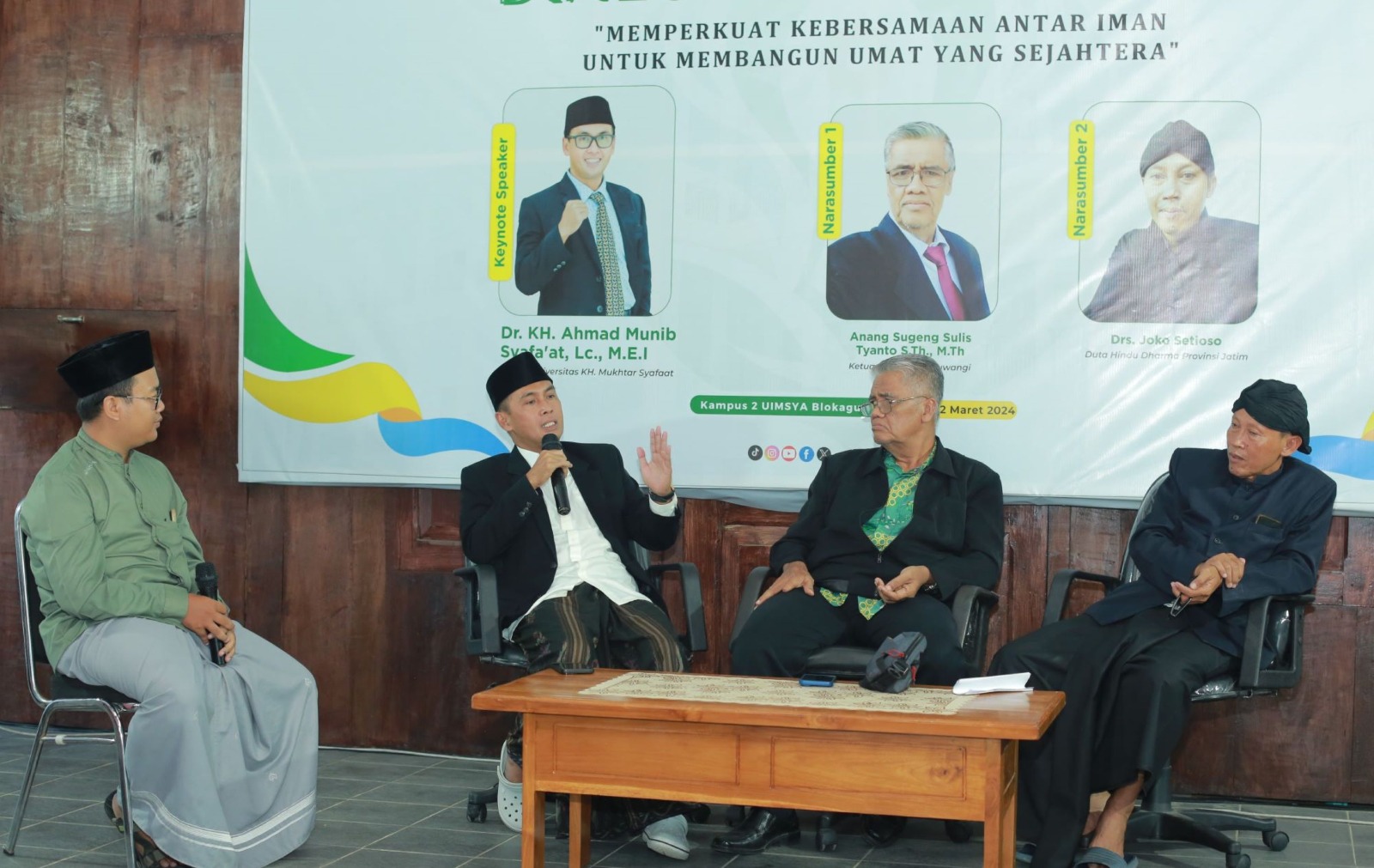 ANTAR IMAN: Rektor UIMSYA Blokagung, Kecamatan Tegalsari Dr H Ahmad Munib Syafaat Lc MEI (dua dari kiri) bersama Pdt Anang Sugeng Sulis Tyanto STh MTh (dua dari kanan) dan Drs Joko Setioso (kanan).
