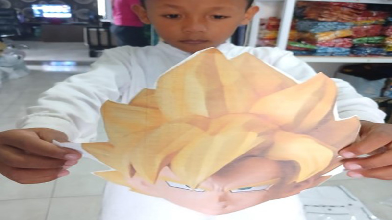 POPULER: El Barak menunjukkan topeng karakter Son Goku, tokoh utama serial anime Dragon Ball.