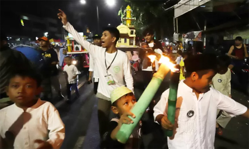 KEMENANGAN: Membaca takbir menjadi amalan yang disunahkan pada malam 1 Syawal