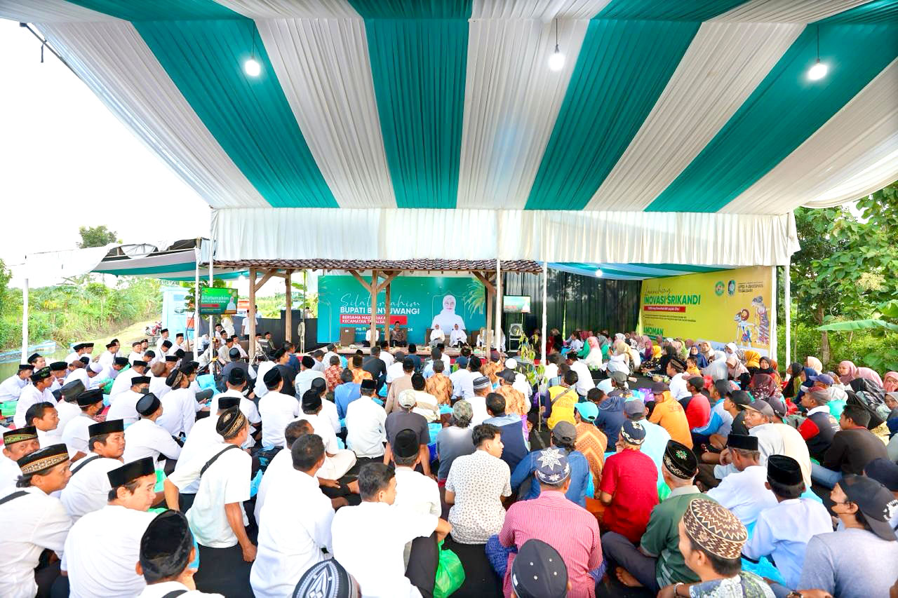 SAFARI RAMADAN: Bupati Ipuk bersilaturahmi dengan para petani di Embung Ja&rsquo;i, Desa Dasri, Kecamatan Tegalsari, Jumat sore (22/3).