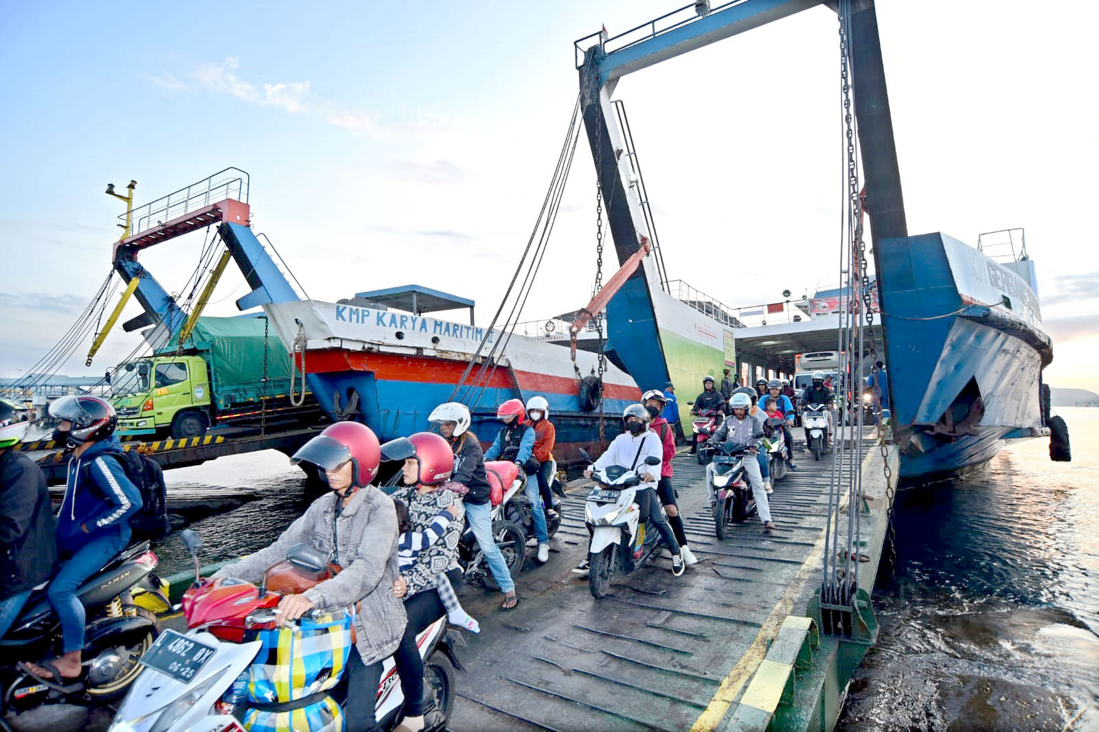 DEMI KENYAMANAN: PT ASDP Ketapang menerapkan aturan kepada pengguna jasa angkutan penyeberangan Ketapang&ndash;Gilimanuk untuk membeli tiket kapal pada H-1 keberangkatan.