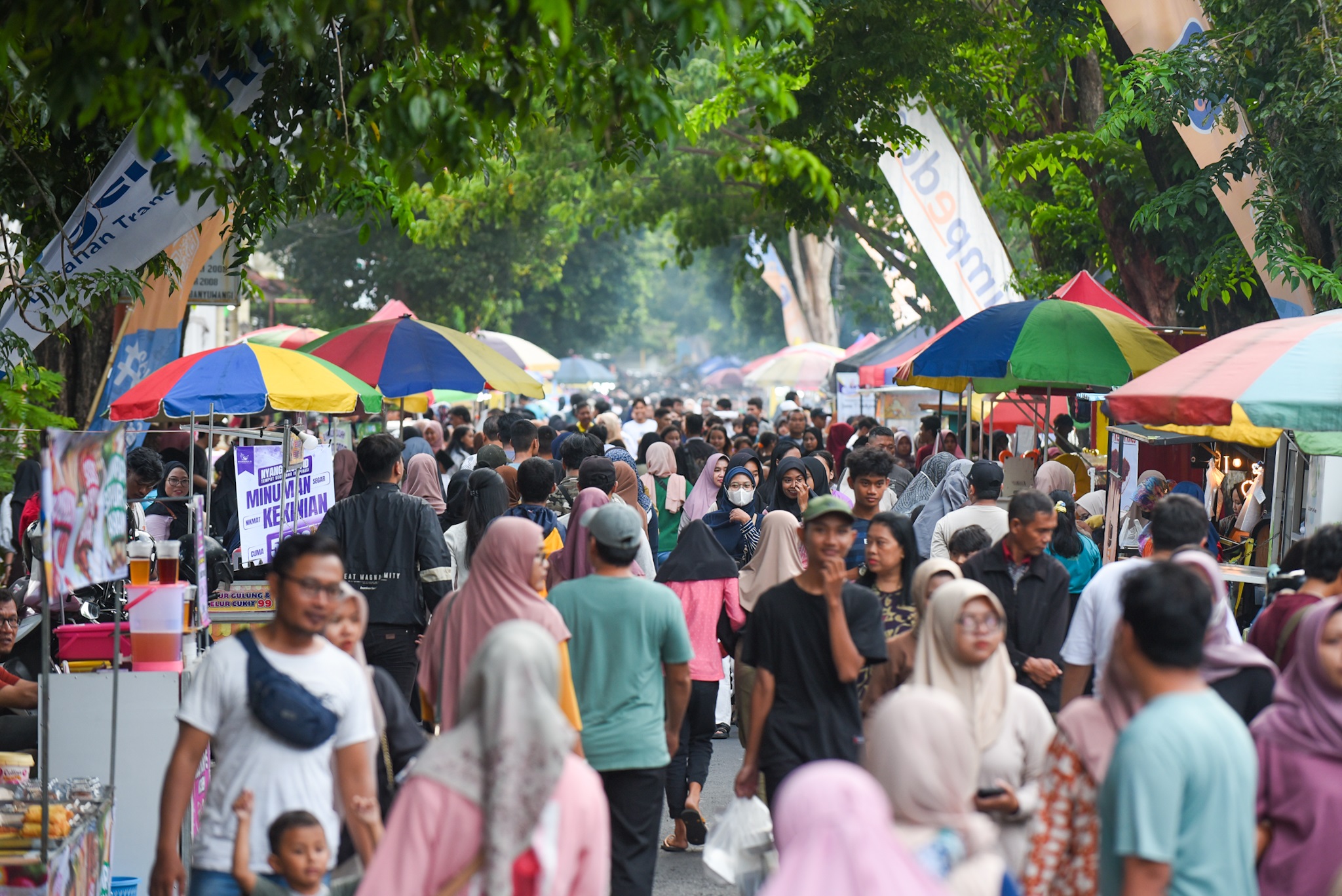 ANTUSIAS; Masyarakat Banyuwangi memanfaatkan Pasar Takjil Ramadan untuk berburu menu berbuka puasa
