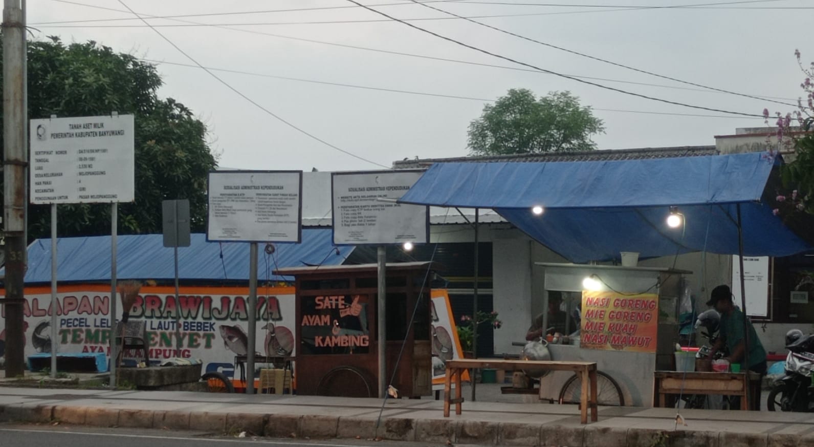 Ayam dan bebek goreng bisa dinikmati di warung tenda di Pasar Cungking, Banyuwangi.