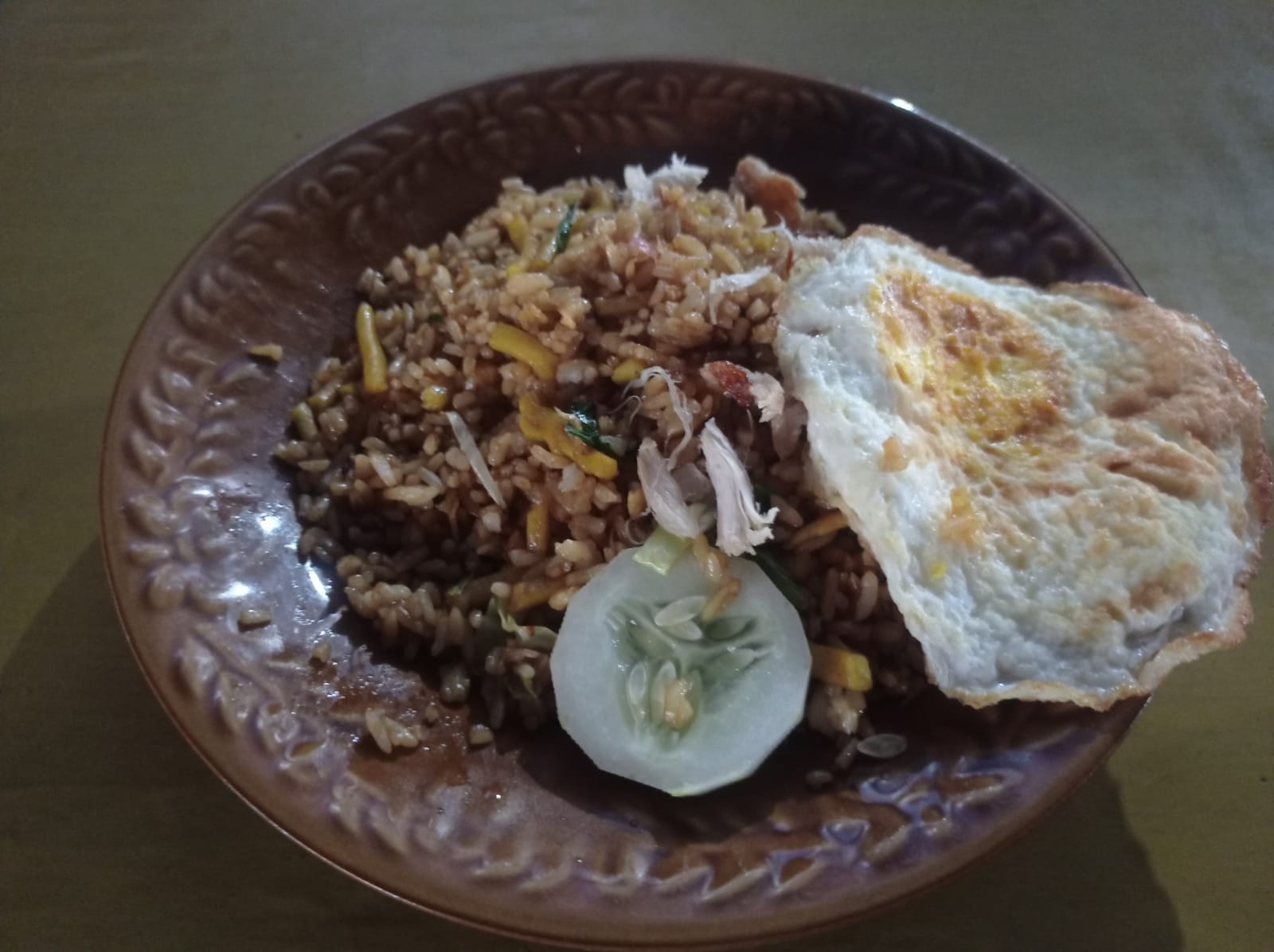 Nasi goreng mawut rasanya nikmat disantap dengan telur ceplok.
