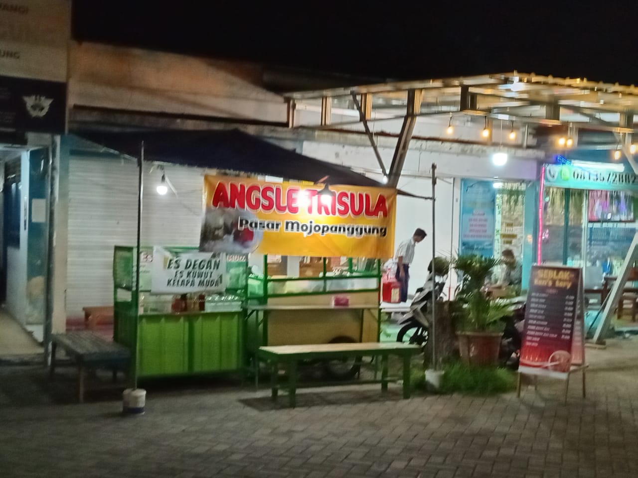 Angsle dan es kelapa muda cocok untuk pilihan minuman pembuka saat buka puasa di Pasar Cungking.