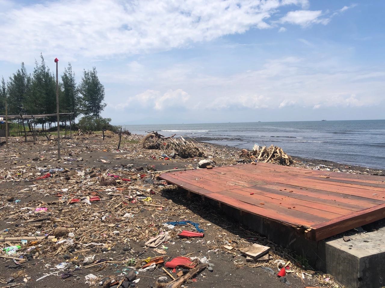 DITELAN OMBAK: Bekas gazebo di Pantai Ria Bomo tak tersisa sama sekali