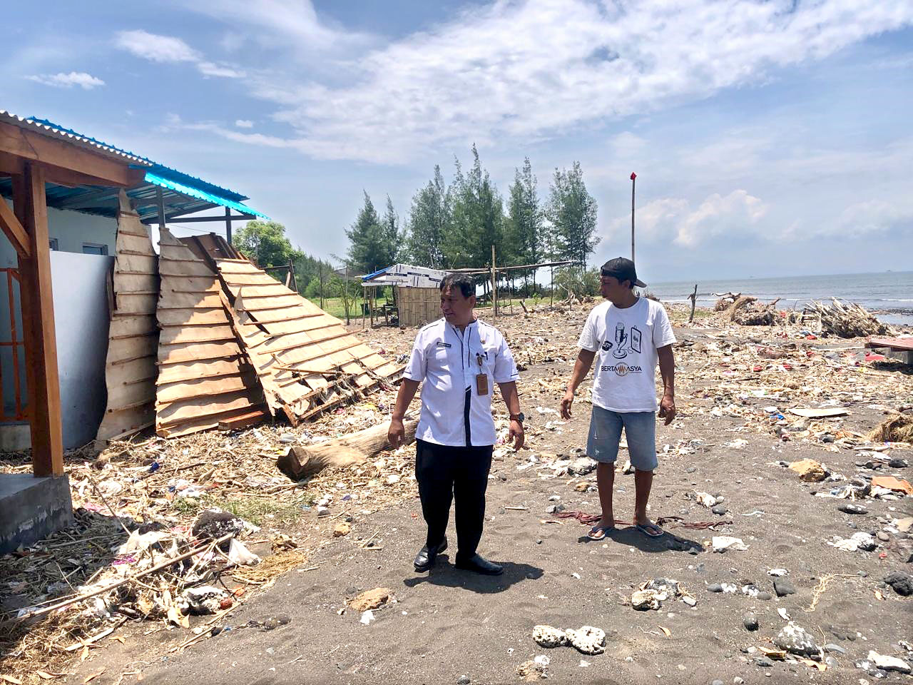 LUDES: Fasilitas wisata di Pantai Ria Bomo, Desa Bomo, Kecamatan Blimbingsari yang baru dipasang rusak parah dihantam ombak saat air laut pasang Minggu (24/3)