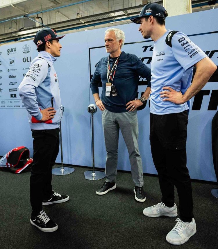Jose Mourinho bertemu dengan pembalap Gresini Racing, Marc Marquez (kiri) dan Alex Marquez (kanan)