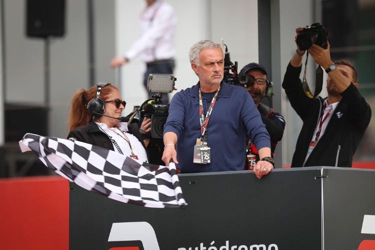 Mou jadi pengebar finish Moto GP