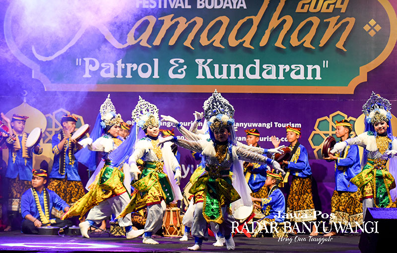 Para penari tampil di ajang Festival Patrol dan Kundaran yang digelar Pemkab Banyuwangi di halaman Stadion Diponegoro, Senin (25/3) malam.