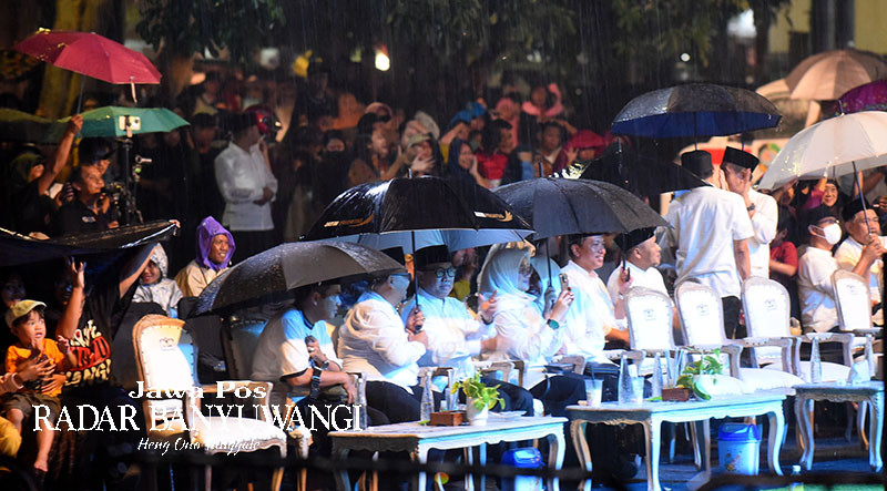 Dibawah guyuran hujan, sejumlah Forpimda Banyuwangi, termasuk Bupati Ipuk Fiestiandani, menyaksikan Festival Patrol dan Kundaran.