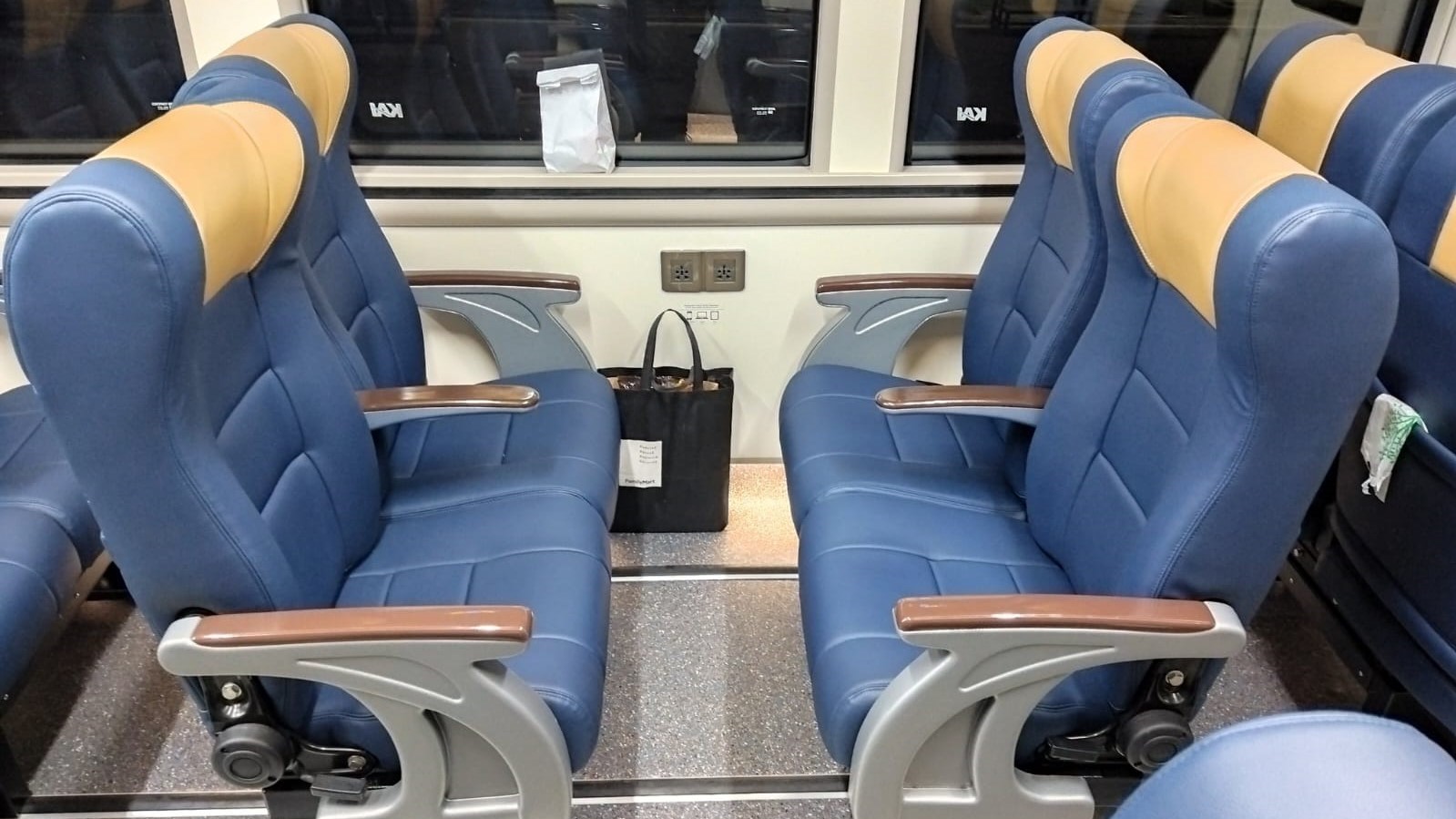 Kursi jenis captain seat yang bisa diatur searah laju KA.