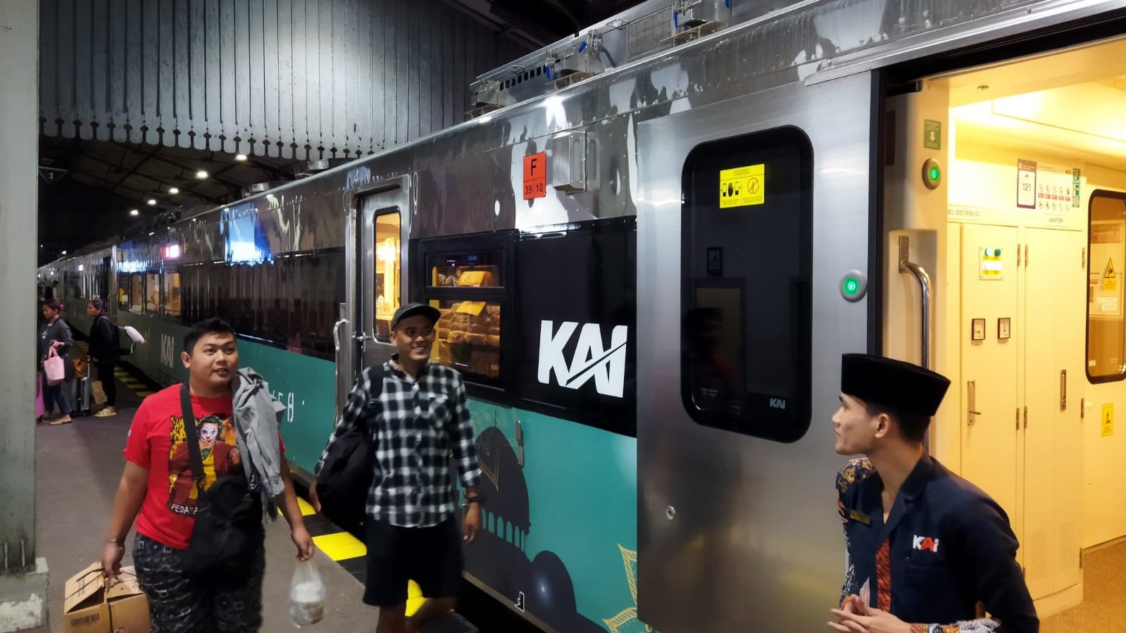 Bagian eksterior kereta ekonomi stainless steel new generation KA Majapahit.