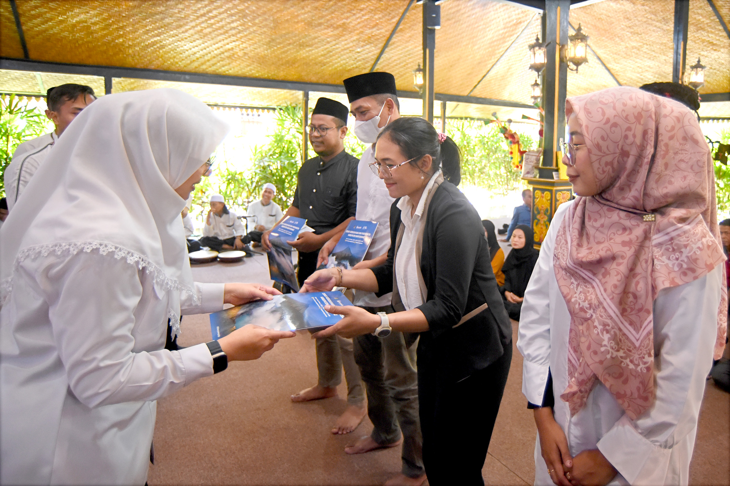 WUJUD APRESIASI: Bupati Ipuk Fiestiandani menyerahkan tali asih kepada para pelaku seni-budaya di pelinggihan kantor Disbudpar Banyuwangi kemarin (26/3).
