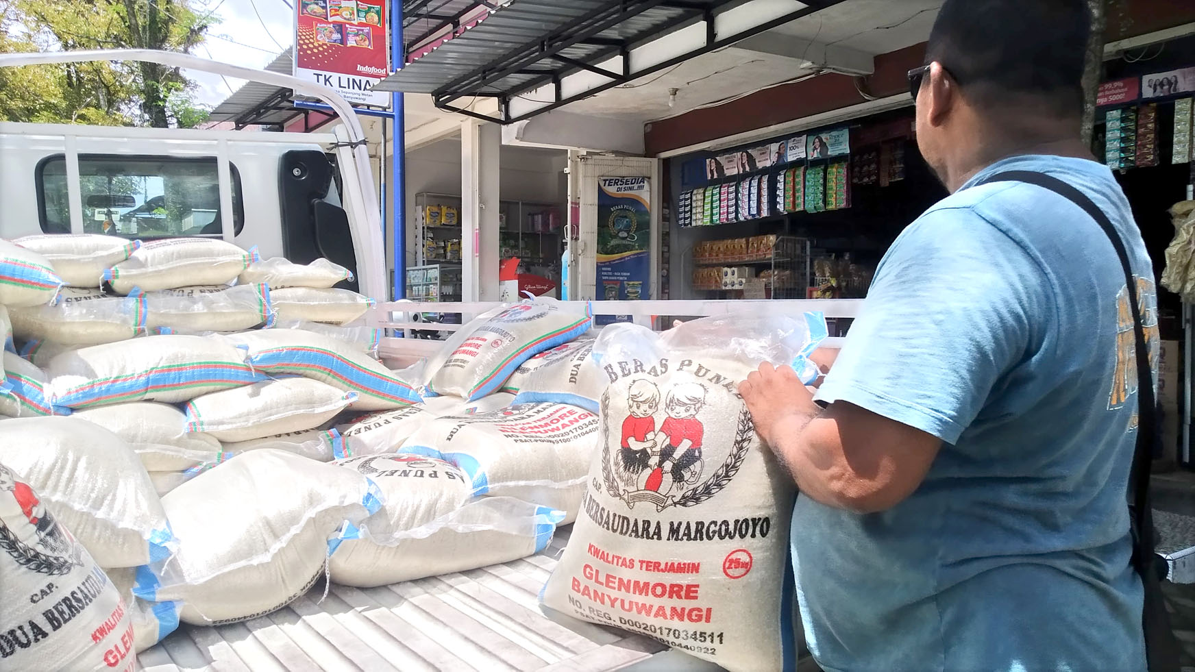 STOK: Stok beras di Pasar Induk Genteng 1, Desa Genteng Kulon, Kecamatan Genteng cukup melimpah membuat harga beras menurun Selasa (26/3).