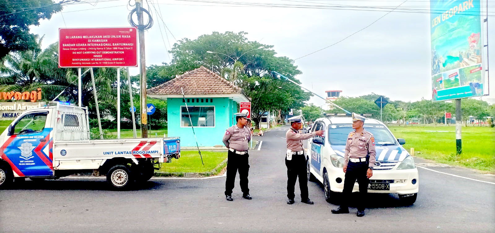 RESPON CEPAT: Anggota Unit Lantas Polsek Rogojampi bersiaga di depan jalan Bandara Internasional Banyuwangi Selasa (26/3)