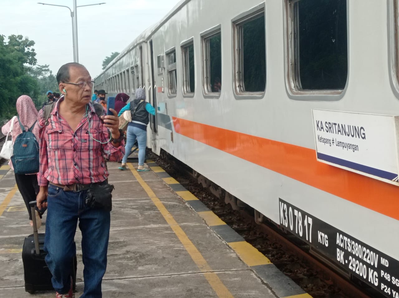 Penumpang naik KA Sritanjung di Stasiun Banyuwangi Kota yang diberangkatkan pukul 07.16 WIB.