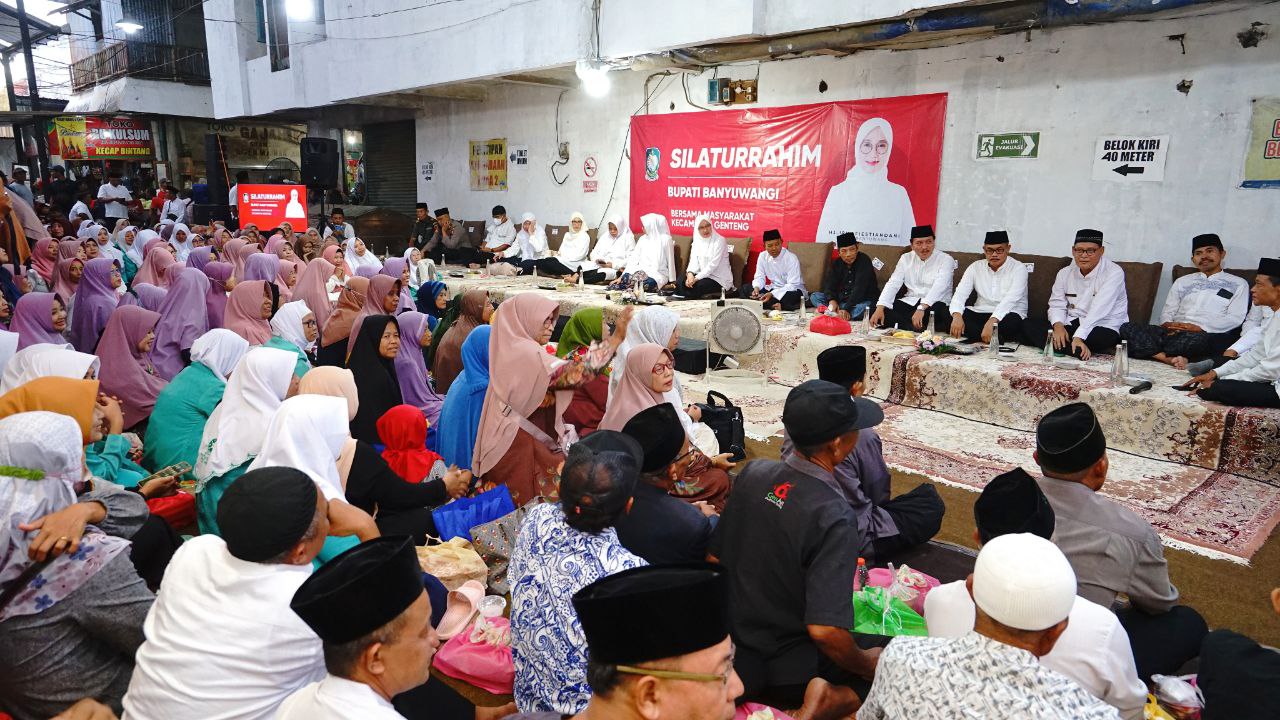 SAFARI RAMADAN: Bupati Ipuk Fiestiandani bersilaturahmi dengan ratusan pedagang di Pasar Genteng pada Selasa (26/3).