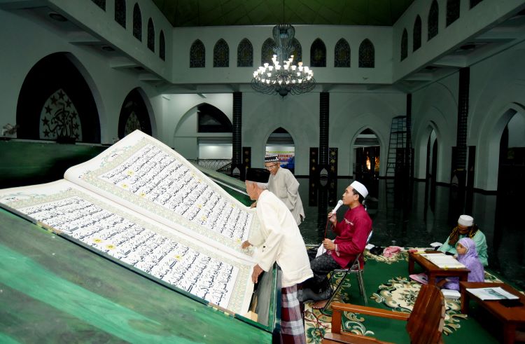 BERAT 4 KUINTAL: Usai salat Tarawih Rabu (27/3), jemaah Masjid Agung Baiturrahman (MAB) Banyuwangi melaksanakan tadarus Alquran ukuran jumbo.