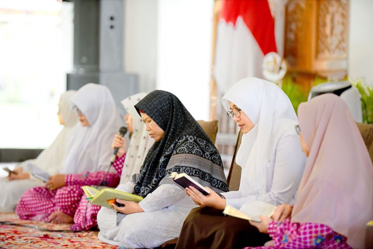 NGALAP BERKAH: Bupati Ipuk Fiestiandani membaca kitab suci Alquran bersama para hafidzah di Pendapa Sabha Swagata Blambangan Rabu (27/3).