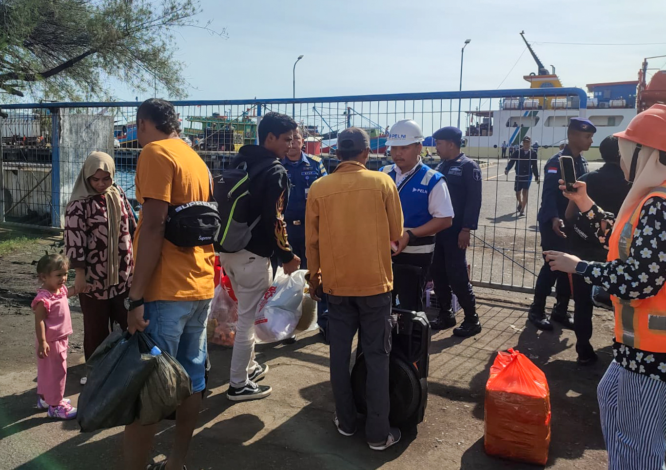 TERSISA DUA PEMBERANGKATAN: Para pemudik antre masuk ke kapal Sabuk Nusantara (SN) 92 di dermaga Pelabuhan Tanjung Wangi, Rabu (27/3).