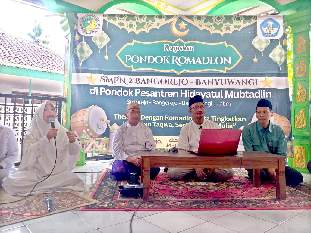 BELAJAR: Kepala SMPN 2 Bangorejo Pristianingsih (pegang mik) memberi sambutan dalam Pondok Ramadan di Pondok Pesantren Hidayatul Mubtadiin Desa Sukorejo, Kecamatan Bangorejo