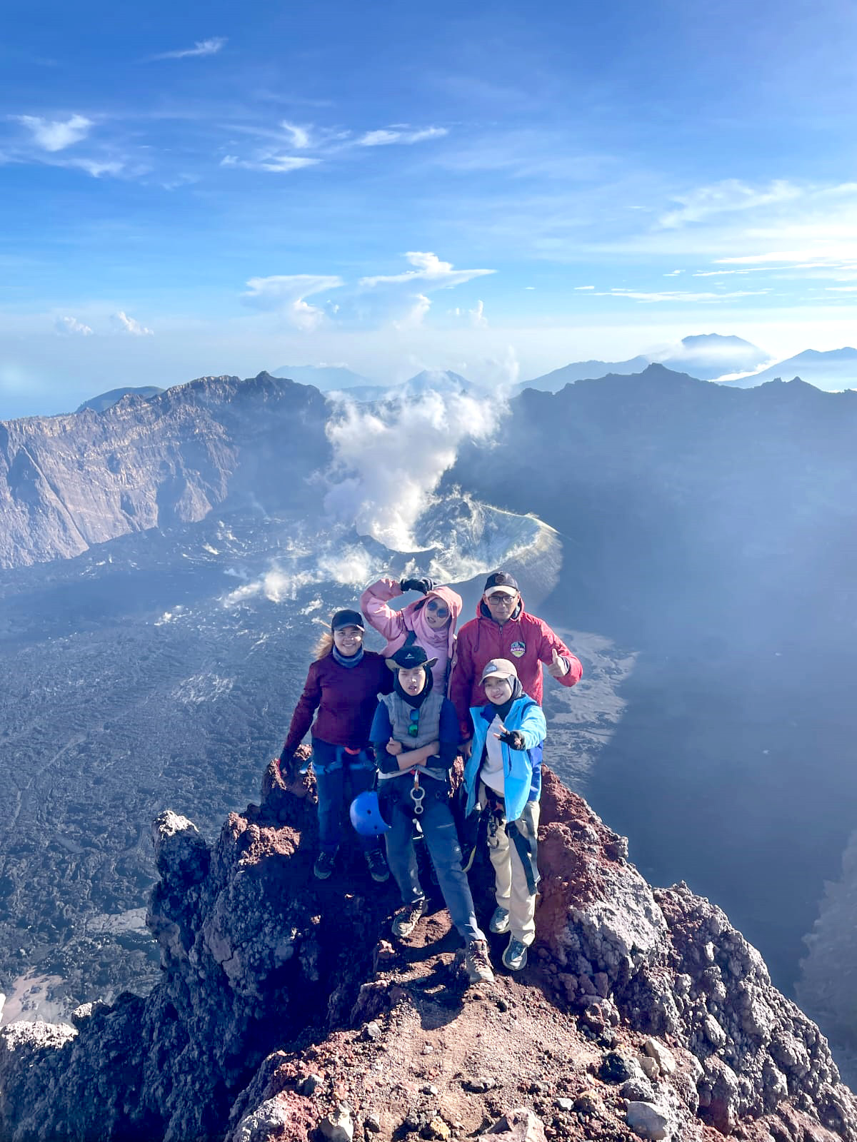 PEMBERANI: Sejumlah pendaki yang berangkat dari jalur Dusun Wonorejo, Desa Kalibaru Wetan, Kecamatan Kalibaru foto bersama di Puncak Sejati Gunung Raung pada Selasa (26/3).