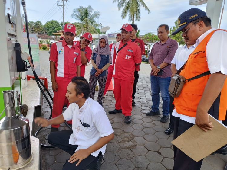 ANTISIPASI KECURANGAN: Petugas gabungan dari kepolisian dan Diskop-UMP memeriksa takaran BBM di SPBU Karangente Rabu (27/3).