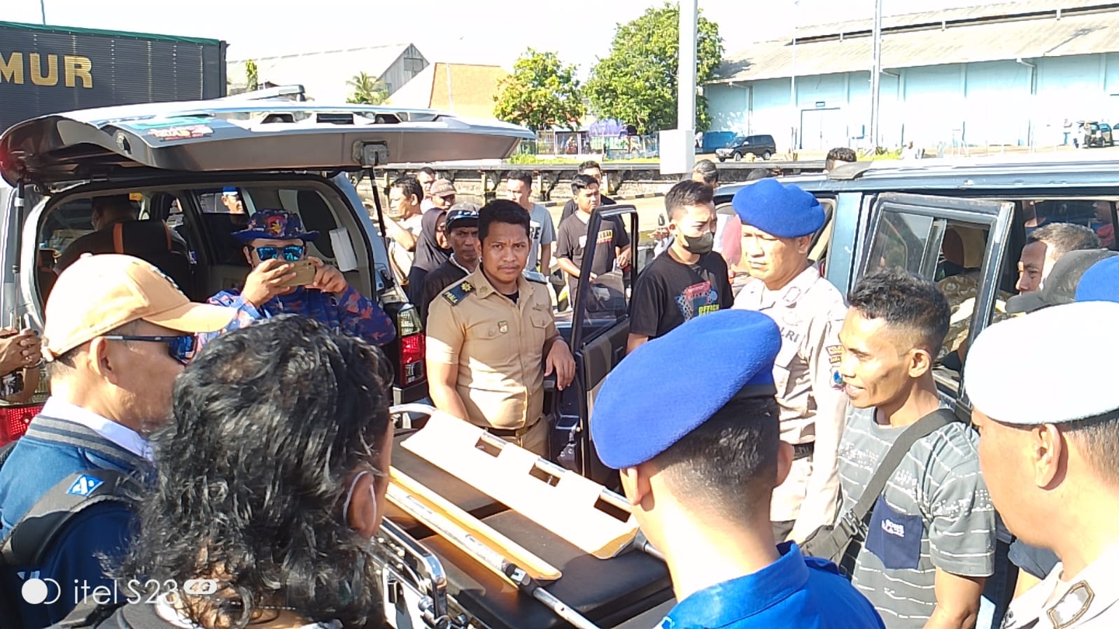 DINAIKKAN AMBULANS: Anggota Satpolairud mengevakuasi jenazah Suhaina lewat Pelabuhan Tanjung Wangi Jumat (29/3).