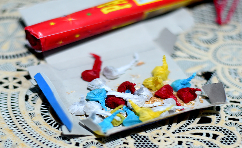 KEMBANG API POP-POP: Mercon banting dikemas dalam bungkus warna warni.