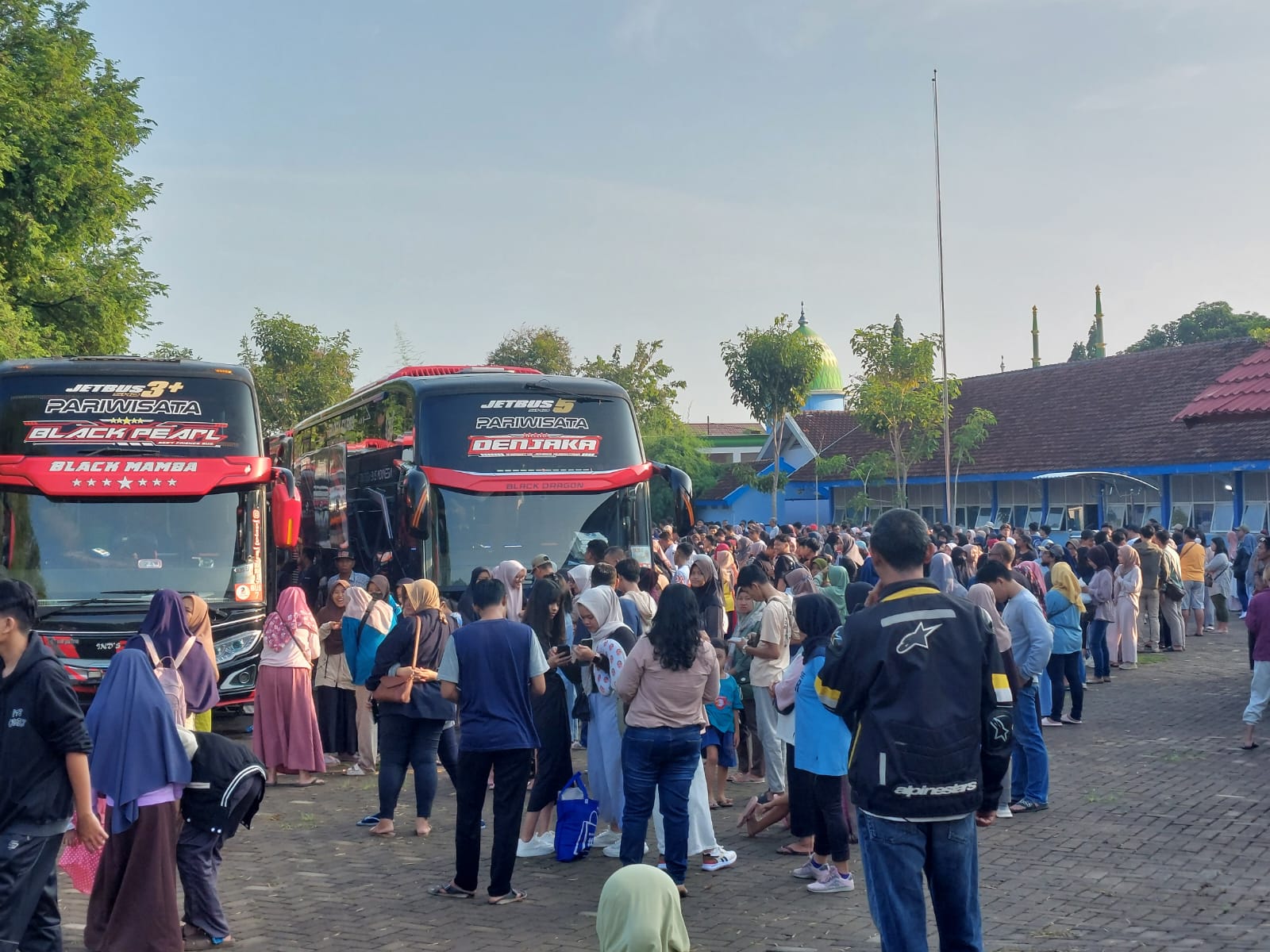 BUKA CAKRAWALA BERPIKIR: Sejak masih duduk di bangku kelas 11, siswa SMAN Glagah sudah dikenalkan dengan perguruan tinggi ternama di tanah air lewat study tour.