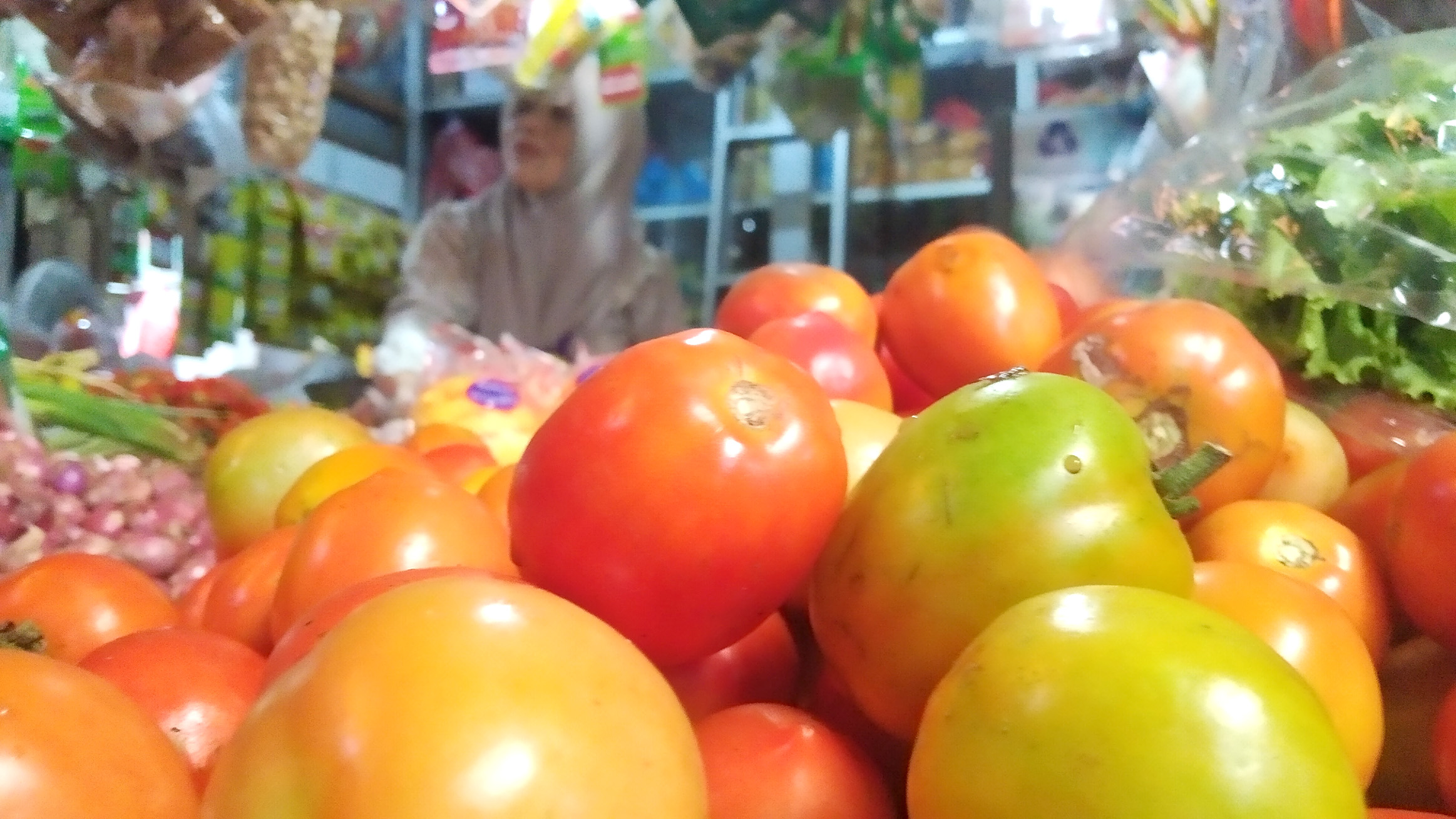 MEROKET: Harga tomat di Pasar Genteng 2 Desa Genteng Kulon, Kecamatan Genteng tengah naik mendekati Hari Raya Idul Fitri Jumat (29/3).