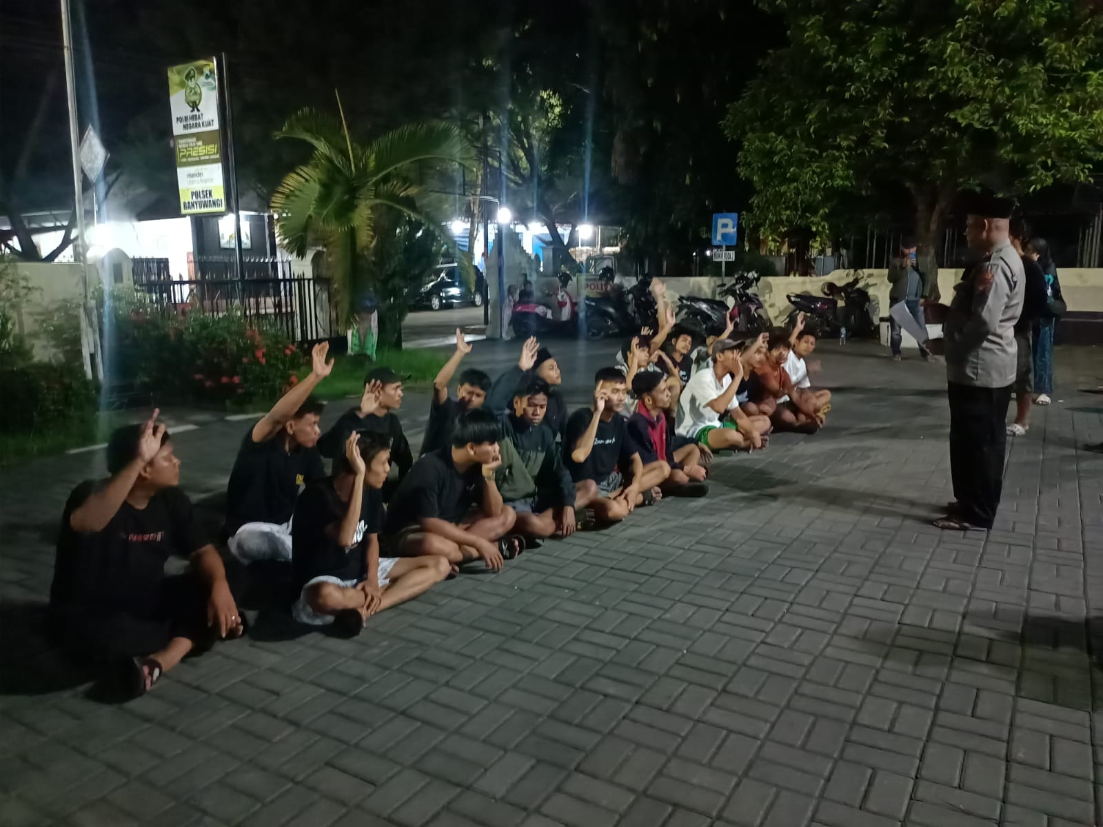 BERI EFEK JERA: Kapolsek Banyuwangi AKP Kusmin memberikan pembinaan kepada puluhan remaja yang melakukan pelemparan batu di Jalan Citarum, Selasa lalu (26/3).