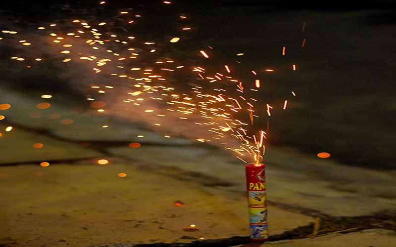TABUNG: Bunga api mengucur layaknya air mancur dari wadah berbentuk tabung